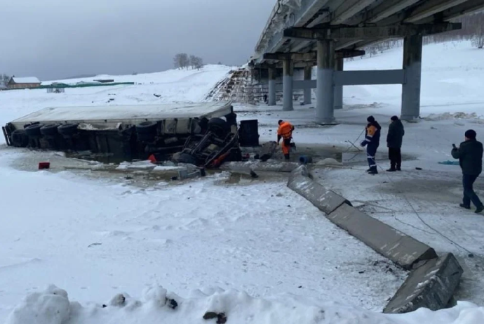 В Башкирии грузовик слетел с моста в реку, погиб водитель