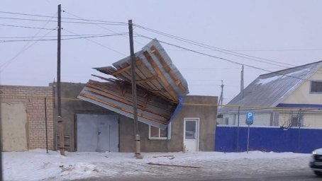 Сильным порывом ветра сорвало профнастил с жилого дома в Сибае