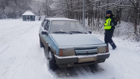 Сотрудники ГИБДД спасли замерзающего на трассе Башкирии водителя
